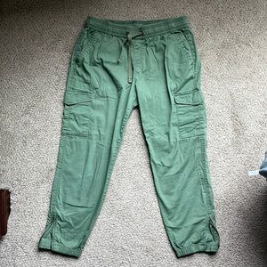 Army green capri cargo pants